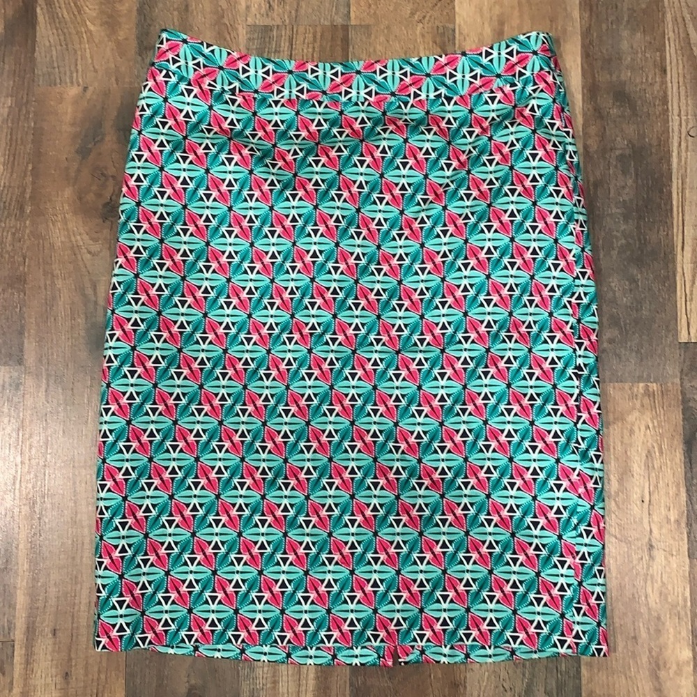 VanHeusen pencil skirt. ‎ Size 4.  Fully lined.